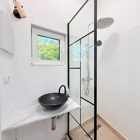 Quiet Near Park With Garden View Apartment